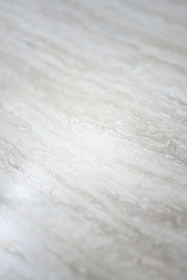 Taransay matbord Ø125 beige travertin/vitpigmenterad ek