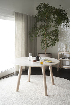 Taransay matbord Ø125 beige travertin/vitpigmenterad ek