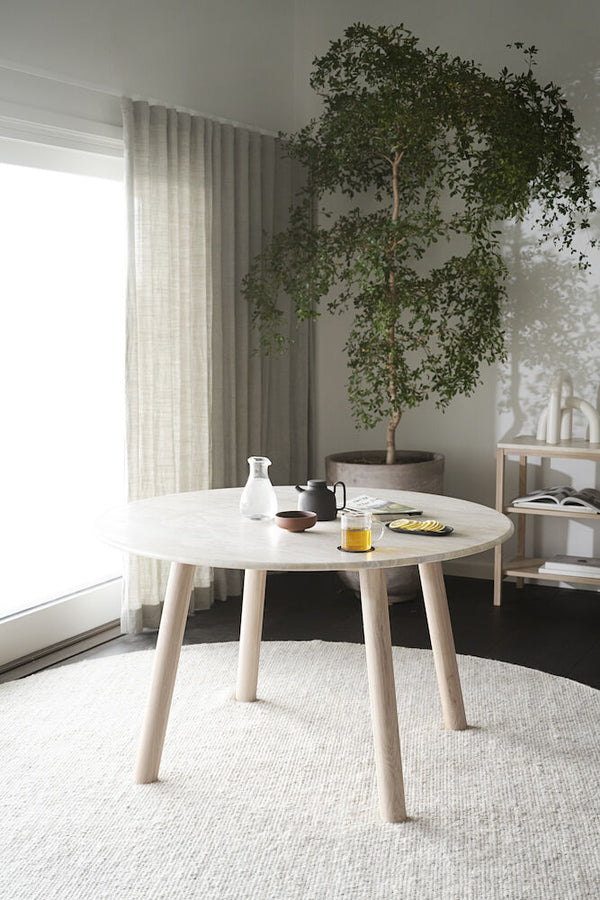 Taransay matbord Ø125 beige travertin/vitpigmenterad ek