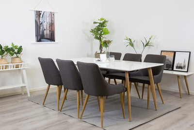 Bordet Polar och stolarna Plaza