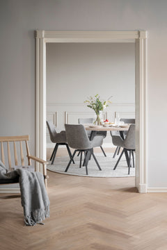 Fred matbord runt 160 vitpigmenterad ek/svart