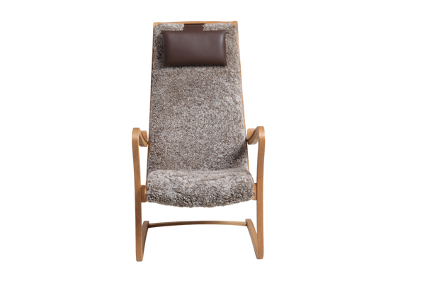 Majoren fåtölj med fotpall fårskinn nougat