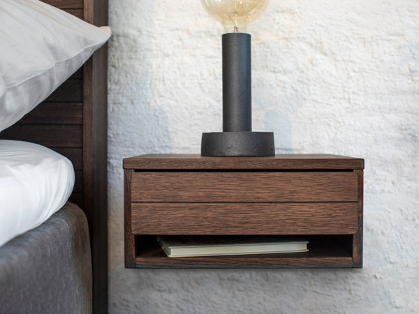 Trace sängbord rökbetsad ek vägghängt