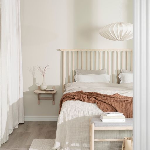 Riggins sänggavel vitpigmenterad ek