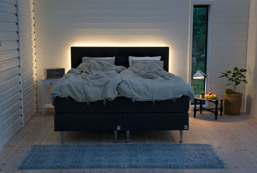 Skanör kontinentalsäng med bäddmadrass, huvudgavel och ben