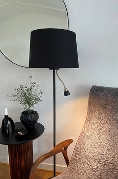 Eketorp golvlampa.svart/matt mässing